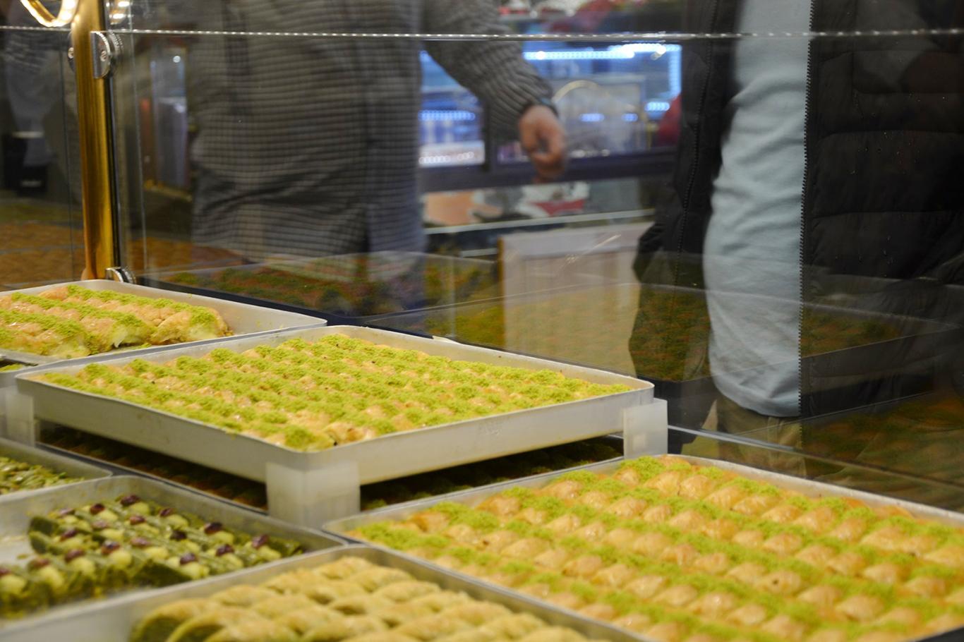 Diyarbakır'da baklava üreticileri yeşil fıstık fiyatların yüksekliğinden şikayet ederek, karabosacılık yapanlara tepki gösterdiler. 